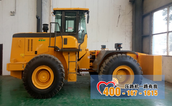 SD320冲击压路机牵引车
